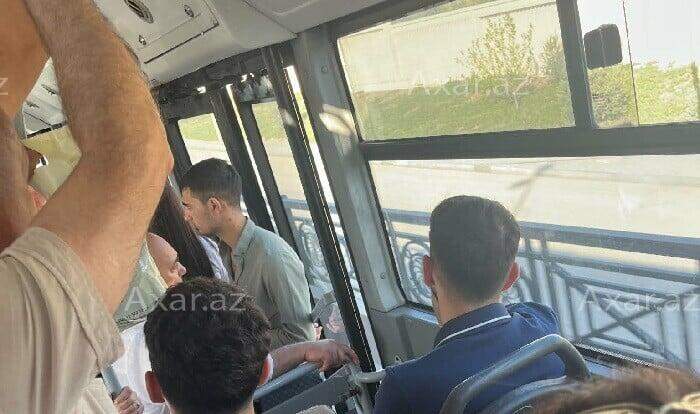 M7 ekspres avtobusunda təhlükəli vəziyyət - VİDEO M7 ekspres avtobusunda təhlükəli vəziyyət - VİDEO
