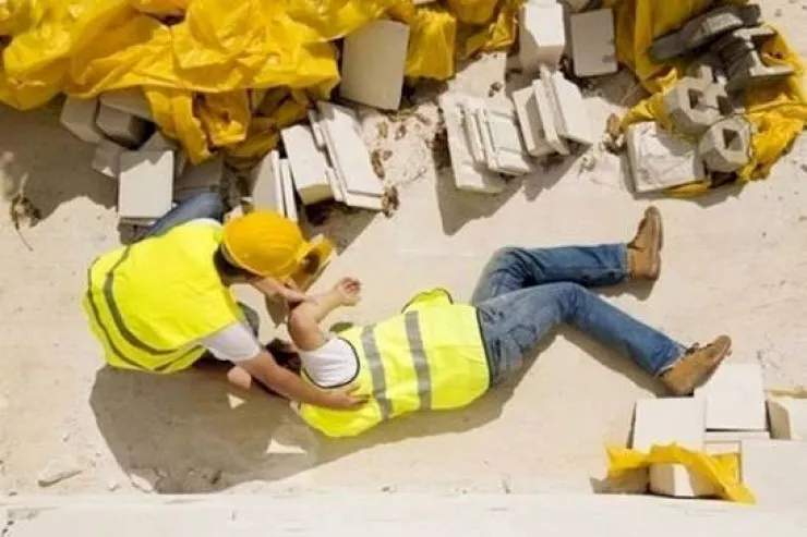 Bakıda usta hündürlükdən yıxılıb öldü Bakıda usta hündürlükdən yıxılıb öldü