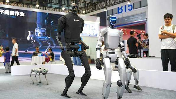 Çində robot inqilabı: Robotlar özləri robot yığır Çində robot inqilabı: Robotlar özləri robot yığır