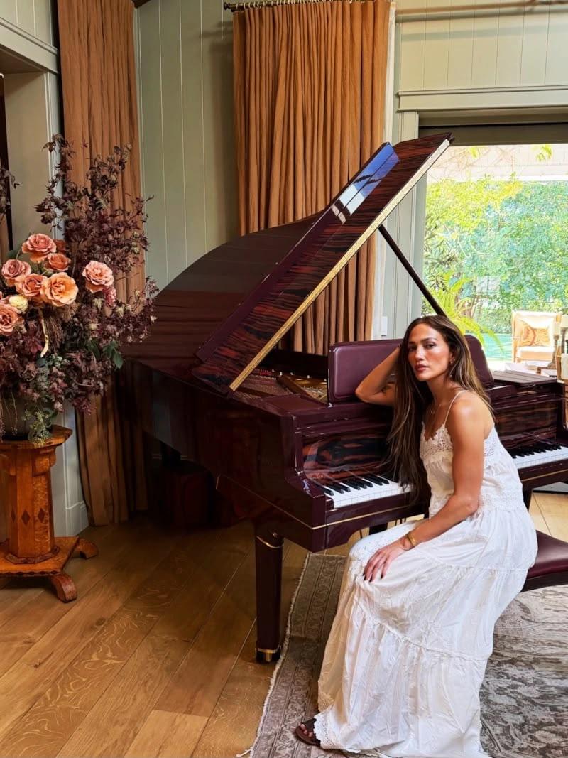 Cennifer Lopez 18 milyon dollarlıq evini nümayiş etdirdi Cennifer Lopez 18 milyon dollarlıq evini nümayiş etdirdi