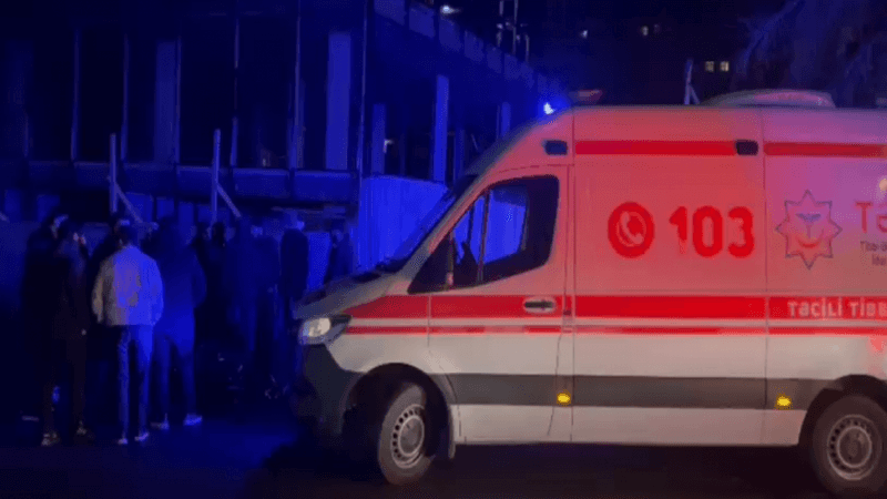 Bakıda 17 yaşlı oğlan anasına 12 bıçaq zərbəsi vurdu Bakıda 17 yaşlı oğlan anasına 12 bıçaq zərbəsi vurdu