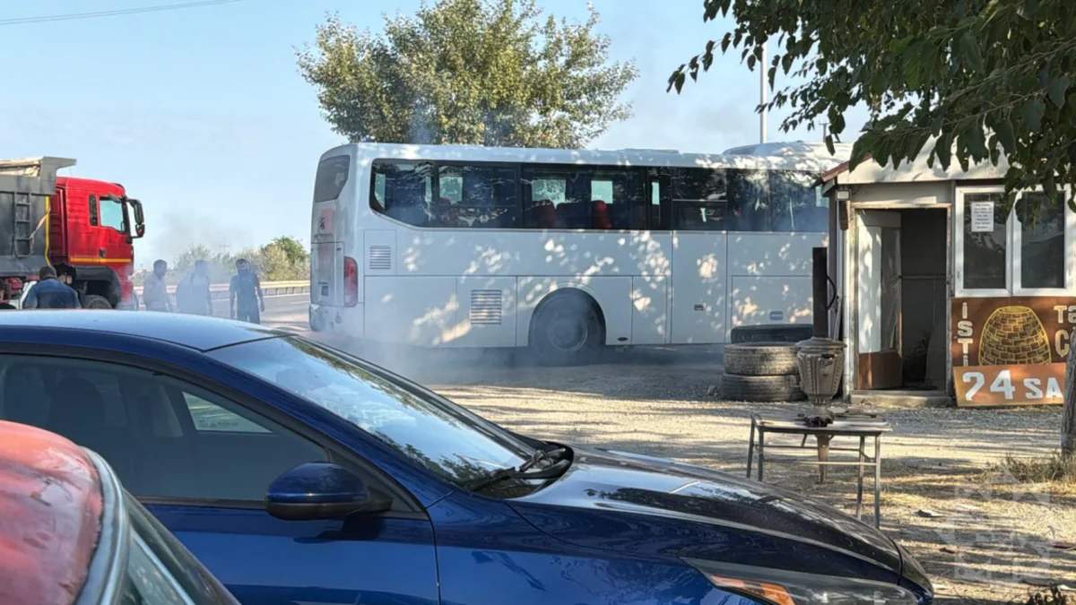 Xaçmazdan Bakıya gedən sərnişin avtobusu qəfil yanıb - FOTO Xaçmazdan Bakıya gedən sərnişin avtobusu qəfil yanıb - FOTO
