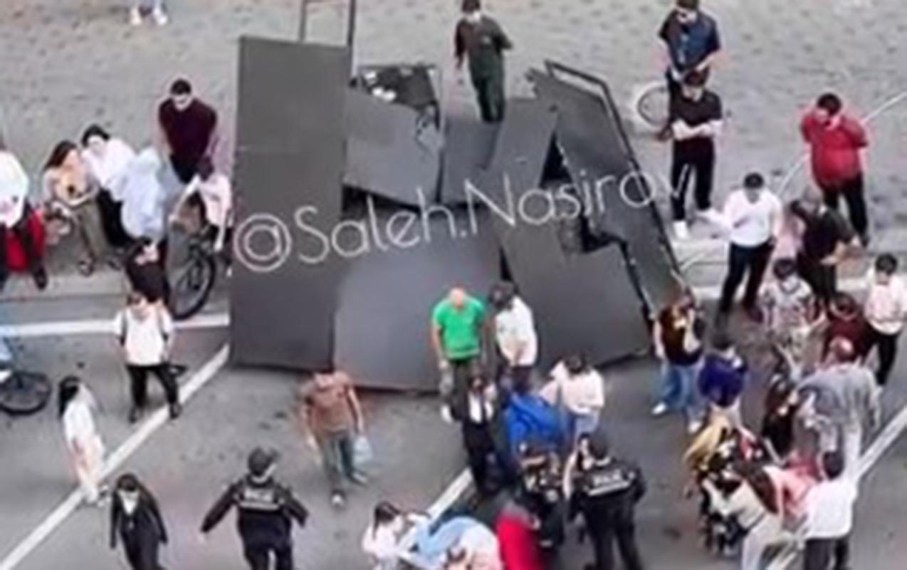 Bakıda tədbirdə monitor qadının üstünə aşıb - VIDEO