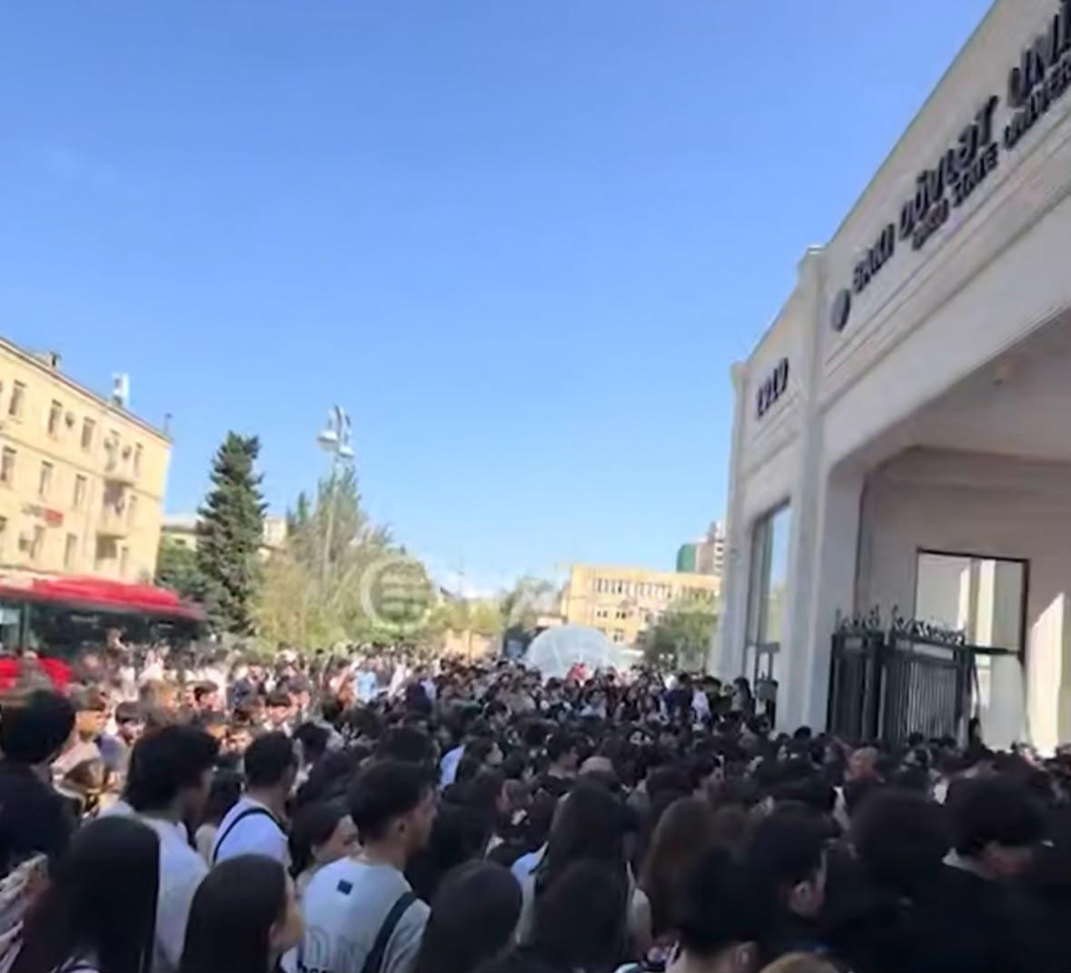 BDU-nun qarşısında tələbə sıxlığı – Universitetdən AÇIQLAMA BDU-nun qarşısında tələbə sıxlığı – Universitetdən AÇIQLAMA