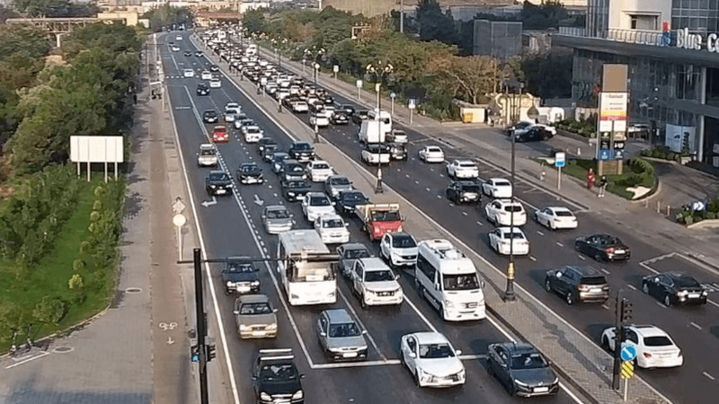Bakıda 18 istiqamətdə sıxlıq var - SİYAHI Bakıda 18 istiqamətdə sıxlıq var - SİYAHI