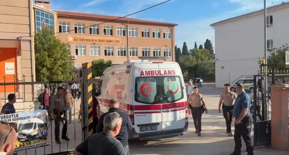 Türkiyədə liseyə hücum: 1 şagird ölüb, 4 nəfər yaralanıb Türkiyədə liseyə hücum: 1 şagird ölüb, 4 nəfər yaralanıb