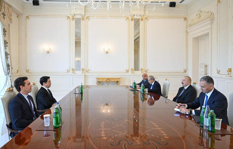 Prezident İlham Əliyev Çin və İtaliya şirkətlərinin rəhbər şəxslərini qəbul edib Prezident İlham Əliyev Çin və İtaliya şirkətlərinin rəhbər şəxslərini qəbul edib