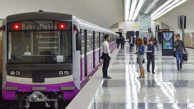 Metroda kişi qatar yoluna düşdü, hərəkət dayandı Metroda kişi qatar yoluna düşdü, hərəkət dayandı