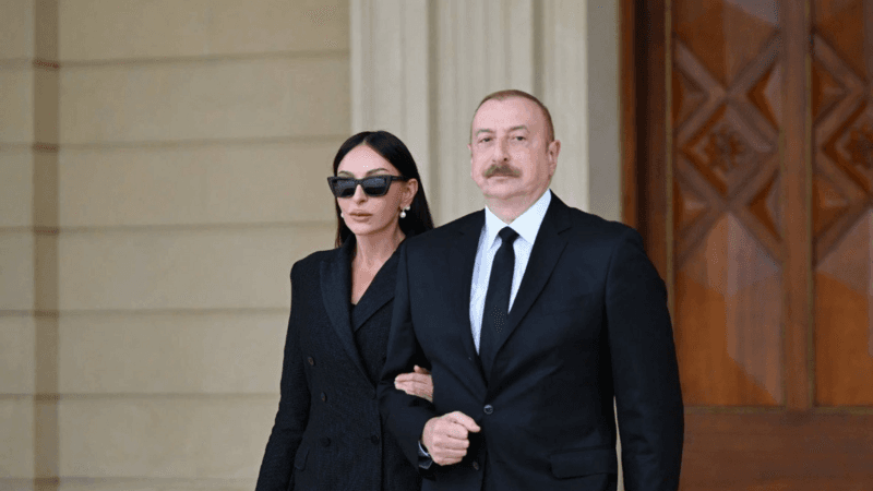 İlham Əliyev və Mehriban Əliyeva "Formula 1" yarışını izləyirlər