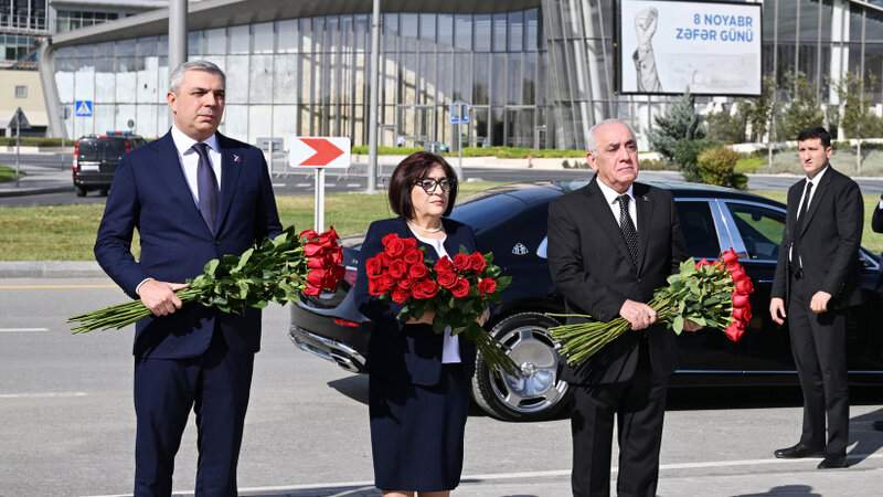 Dövlət və hökumət rəsmiləri Bakıdakı Zəfər parkında oldular Dövlət və hökumət rəsmiləri Bakıdakı Zəfər parkında oldular
