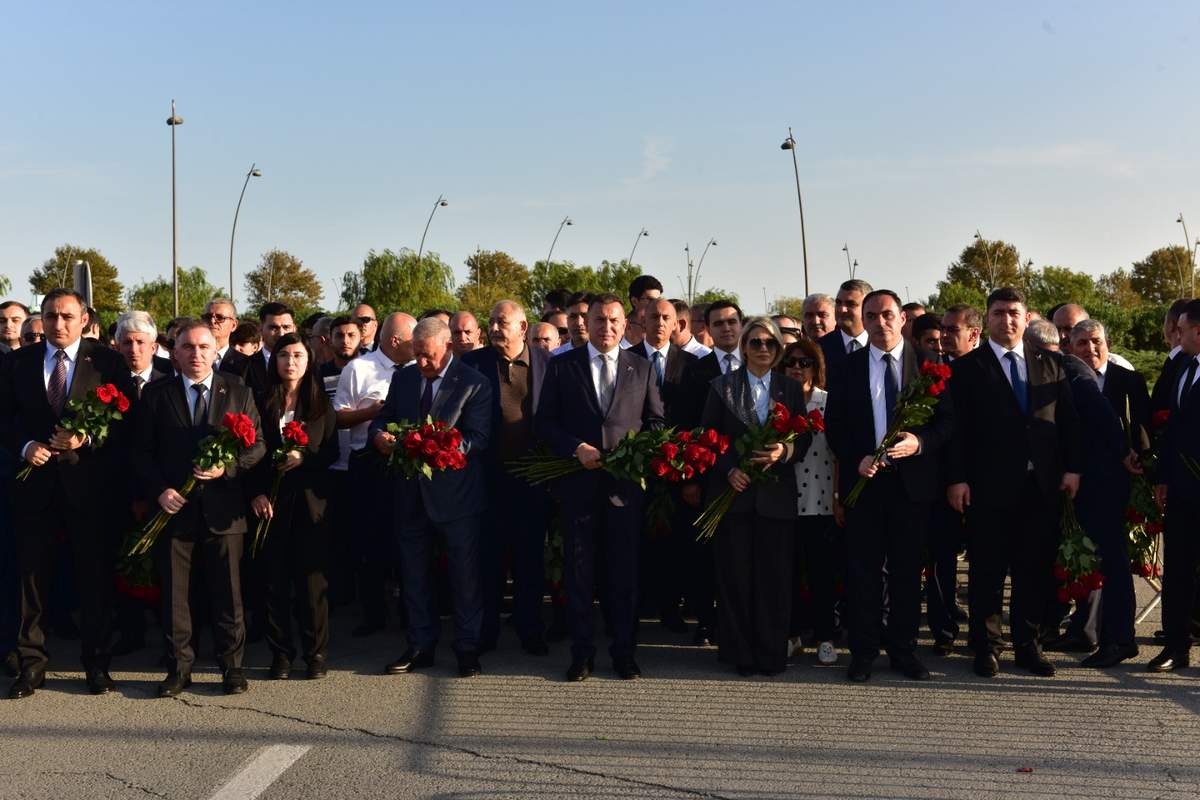 AHİK-nin əməkdaşları Zəfər Parkını ziyarət ediblər-FOTO AHİK-nin əməkdaşları Zəfər Parkını ziyarət ediblər-FOTO
