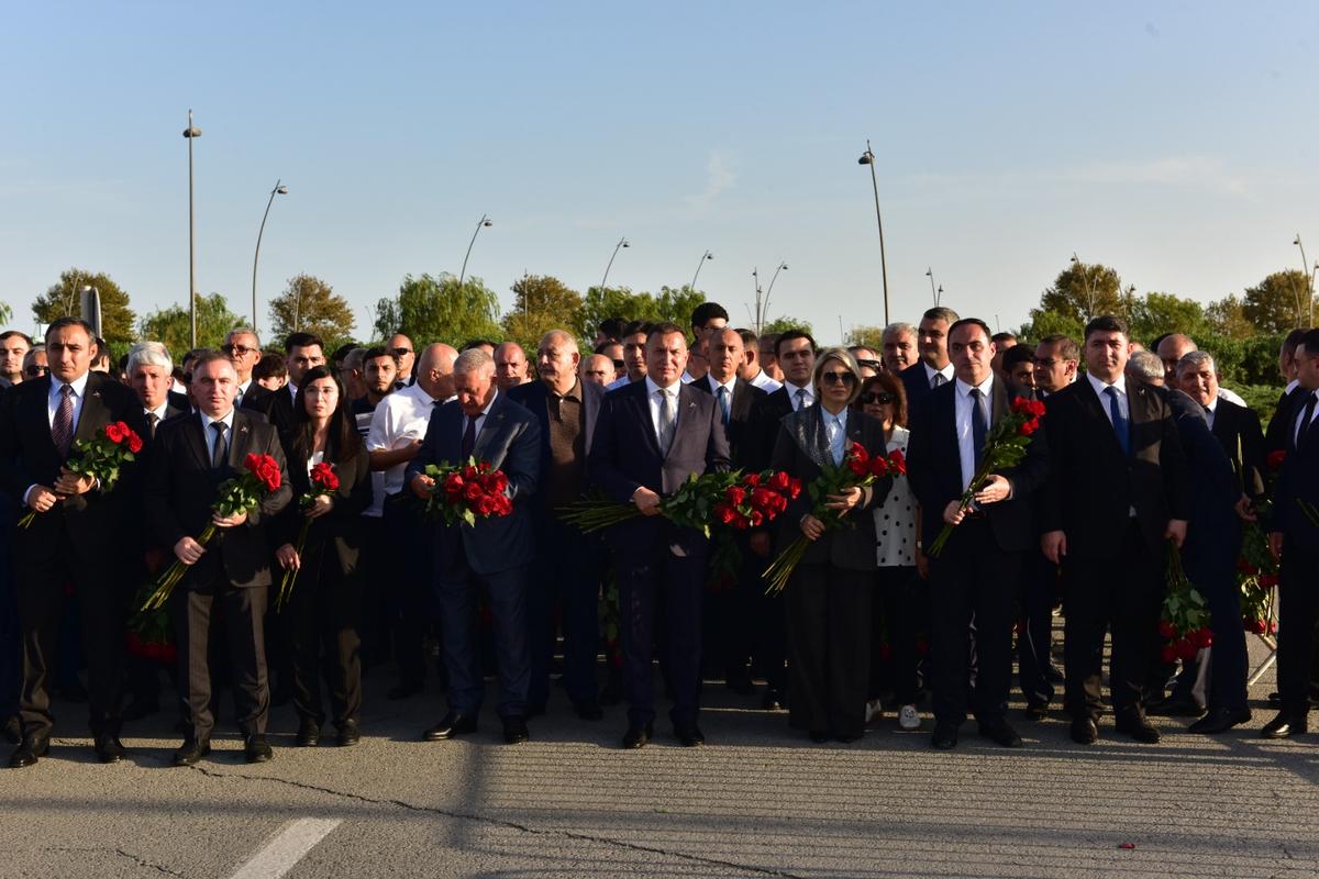 AHİK-nin əməkdaşları Zəfər Parkını ziyarət ediblər-FOTO AHİK-nin əməkdaşları Zəfər Parkını ziyarət ediblər-FOTO