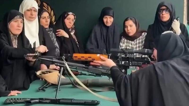İranda qadın könüllülərə silahlı hərbi təlim keçirilir İranda qadın könüllülərə silahlı hərbi təlim keçirilir