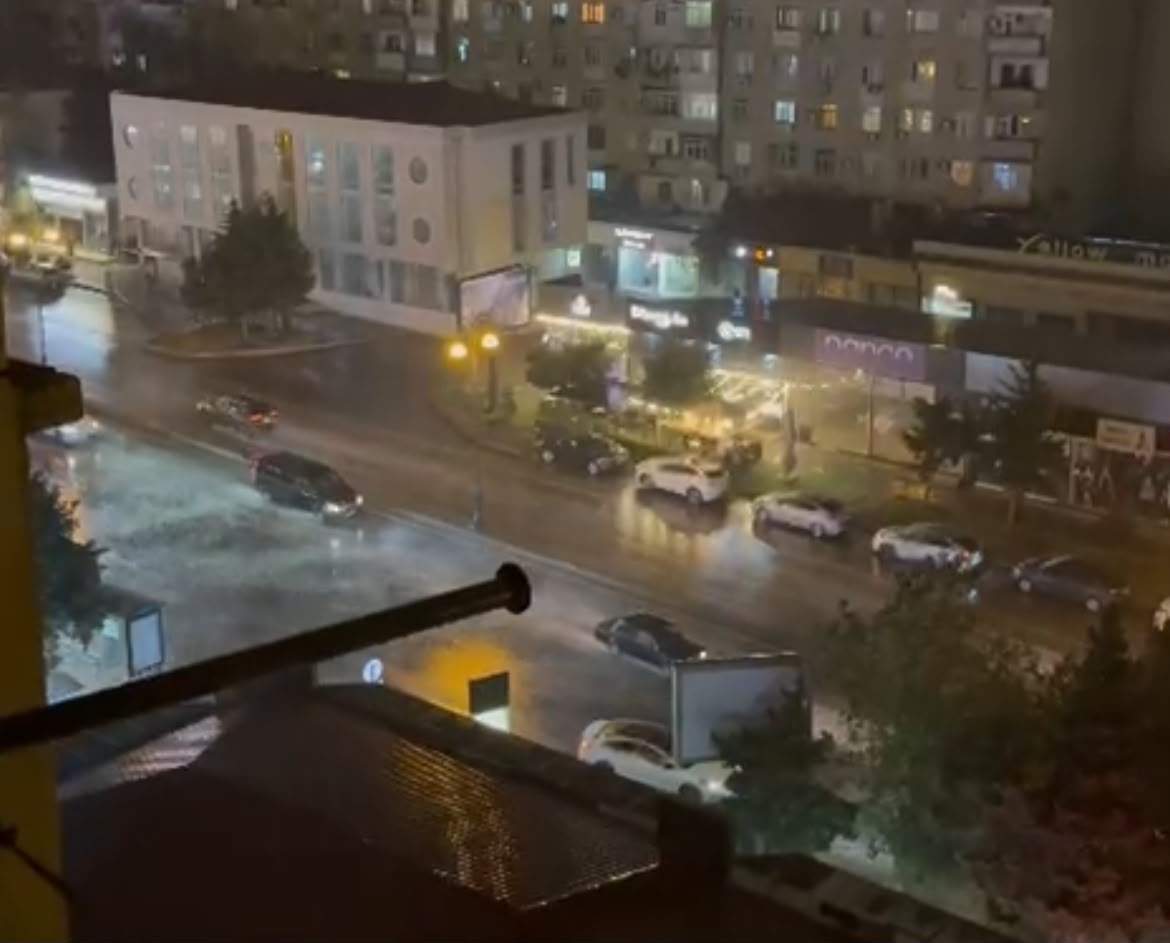 Bakıda şiddətli yağış başladı Bakıda şiddətli yağış başladı