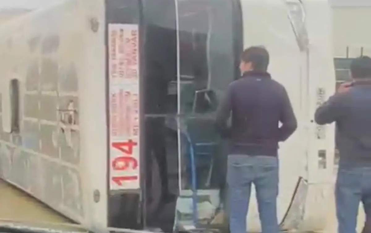 Bakıda sərnişin avtobusu aşdı - Video Bakıda sərnişin avtobusu aşdı - Video