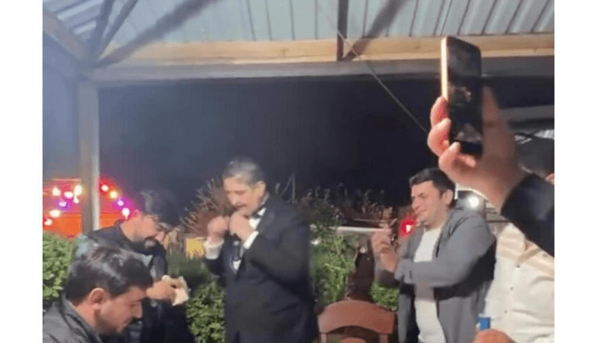 Xalq artistinin məclisdə pul toplaması qınandı - VİDEO Xalq artistinin məclisdə pul toplaması qınandı - VİDEO