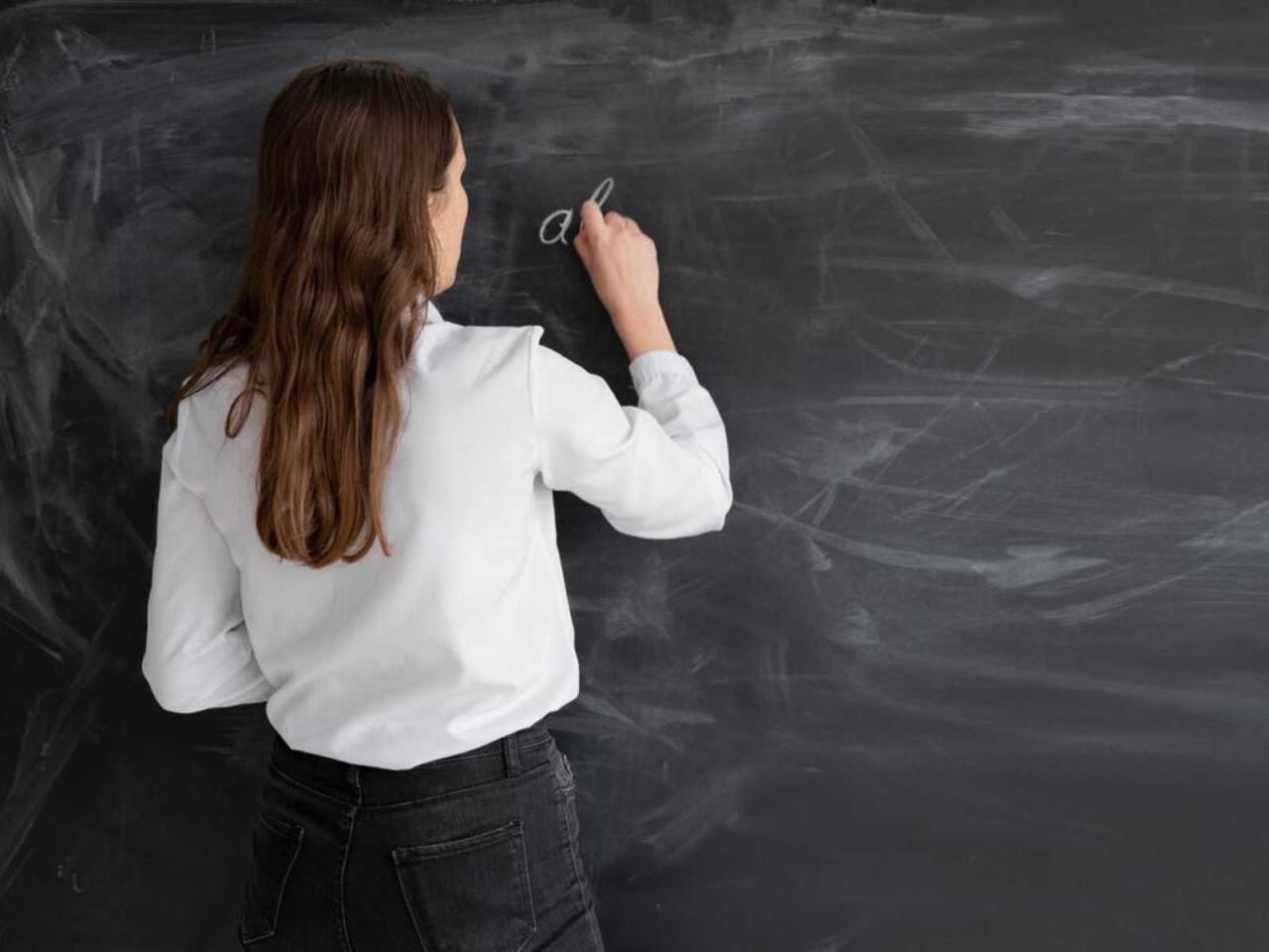 Müəllimlərin geyimi ilə bağlı yeni qaydalar təsdiqləndi