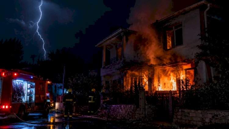 Azərbaycanda ildırım yaşayış binasına düşdü Azərbaycanda ildırım yaşayış binasına düşdü