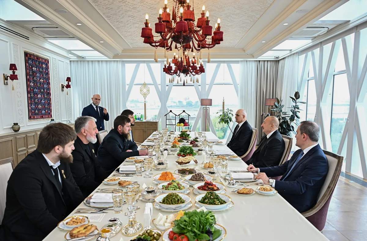 Azərbaycan Prezidenti və Çeçenistan başçısı birgə nahar etdilər Azərbaycan Prezidenti və Çeçenistan başçısı birgə nahar etdilər