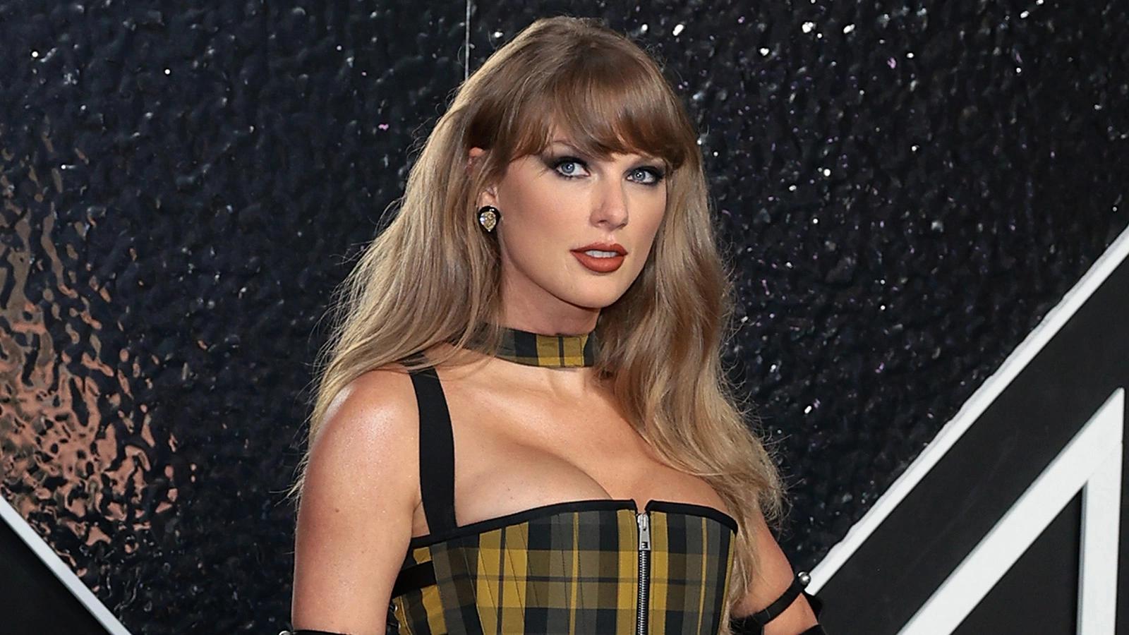 Teylor Svift sevgilisi ilə əl-ələ görüntüləndi - FOTO