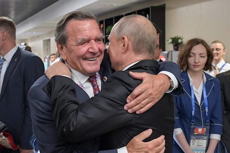 Almanlar Şröderin Putinlə görüşünü pisləyir Almanlar Şröderin Putinlə görüşünü pisləyir