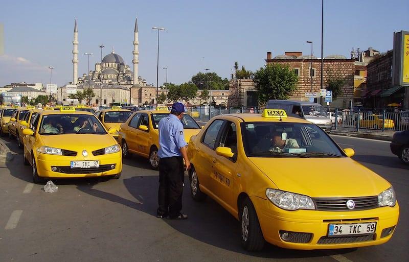 Ukraynanın Rusiyaya hücumu Türkiyədə taksi sürücülərinə təsir etdi: Ödənişlər dayandırılıb