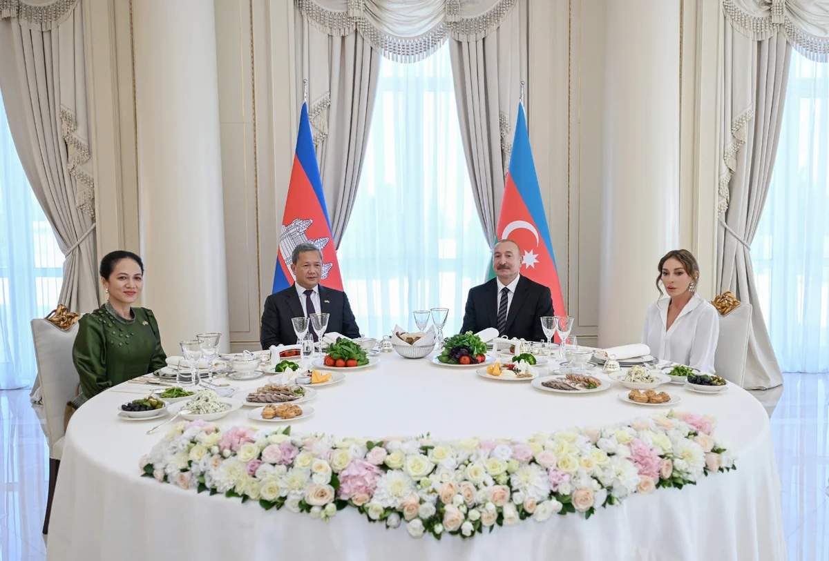 İlham Əliyevin adından Kamboca Baş nazirinin şərəfinə rəsmi nahar verildi İlham Əliyevin adından Kamboca Baş nazirinin şərəfinə rəsmi nahar verildi