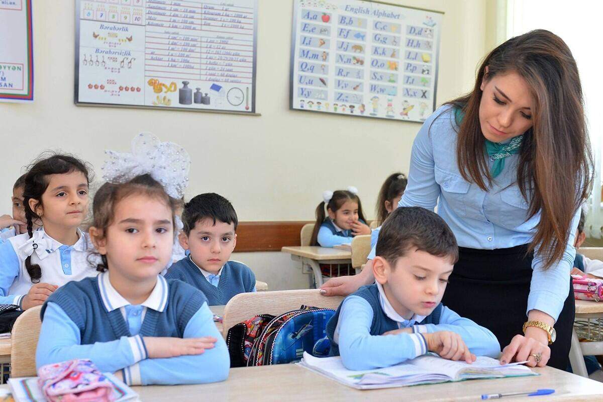Əminə Məlikovadan vahid məktəbli formasına dəstək: “Milli geyim keçmişlə bu gün arasında körpüdür” Əminə Məlikovadan vahid məktəbli formasına dəstək: “Milli geyim keçmişlə bu gün arasında körpüdür”