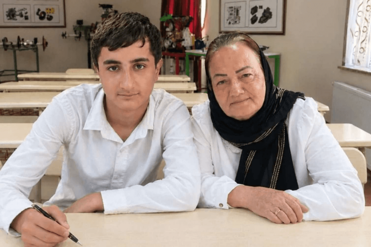63 yaşlı nənə 16 yaşlı nəvəsi ilə eyni liseydə oxuyur 63 yaşlı nənə 16 yaşlı nəvəsi ilə eyni liseydə oxuyur