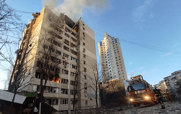 Kiyevdə bina raketlə vuruldu Kiyevdə bina raketlə vuruldu