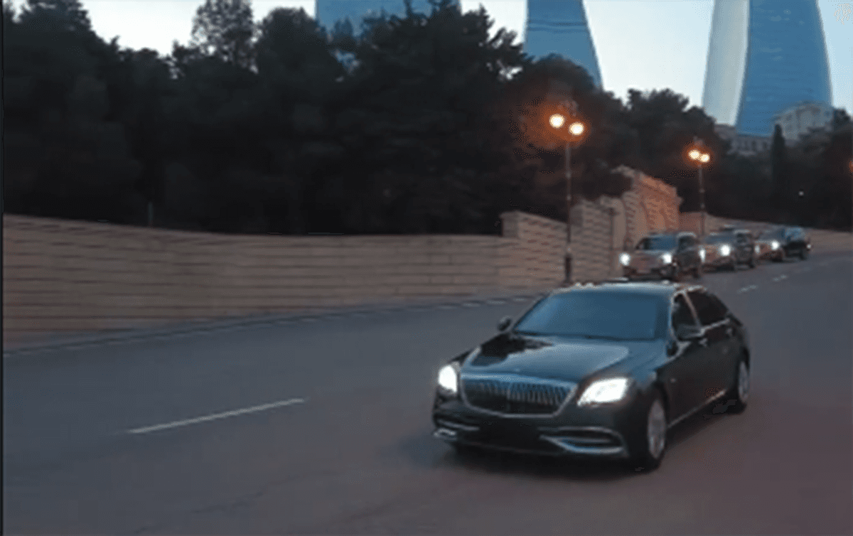 Prezident şam yeməyinə belə gəldi – VİDEO Prezident şam yeməyinə belə gəldi – VİDEO