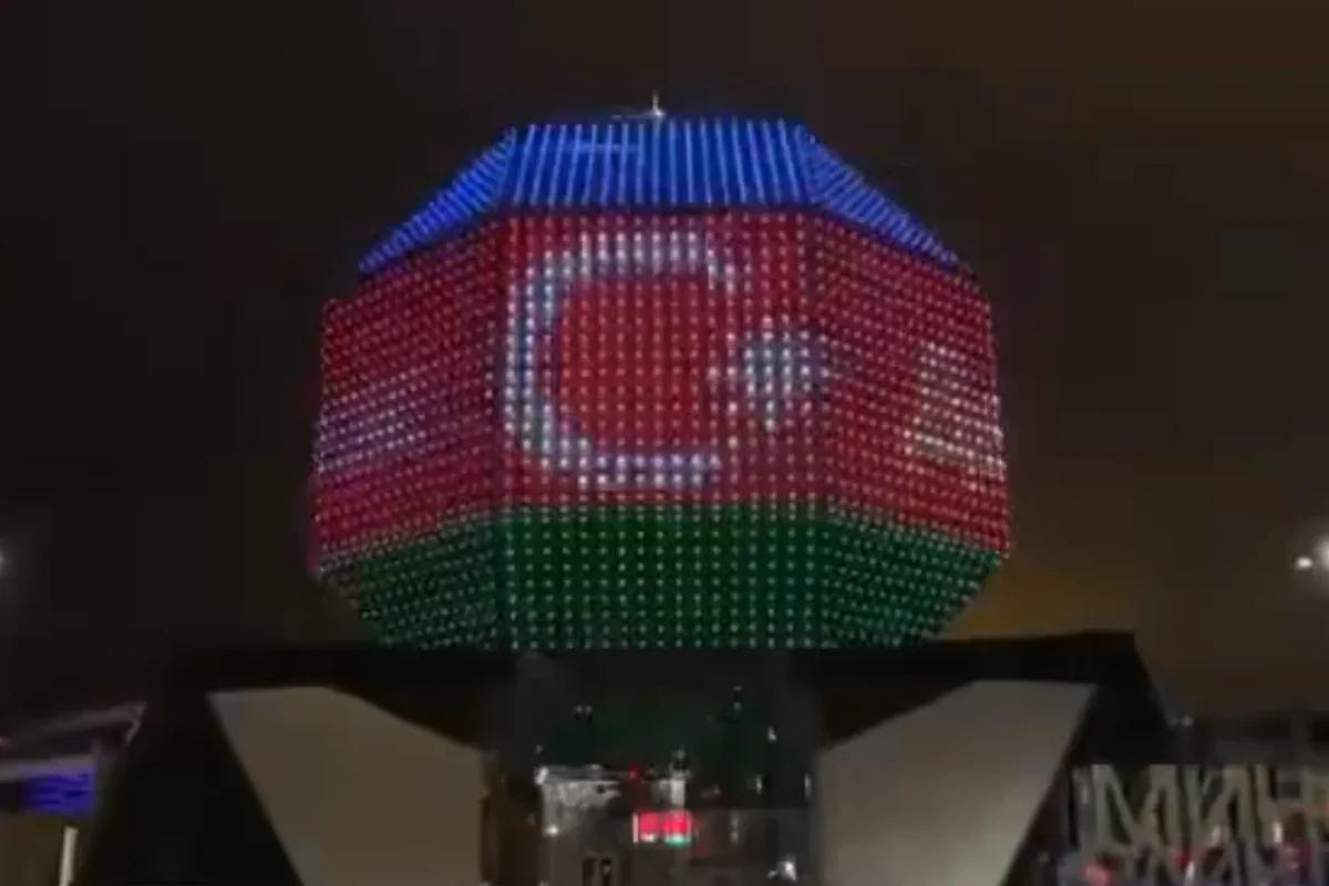 Belarus Milli Kitabxanası Azərbaycan bayrağının rənglərinə büründü