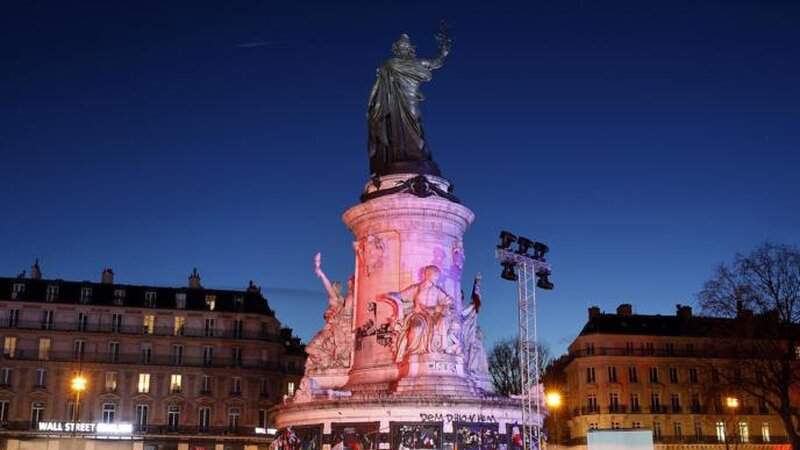 Parisin bir neçə küçəsində komendant saatı tətbiq edildi Parisin bir neçə küçəsində komendant saatı tətbiq edildi