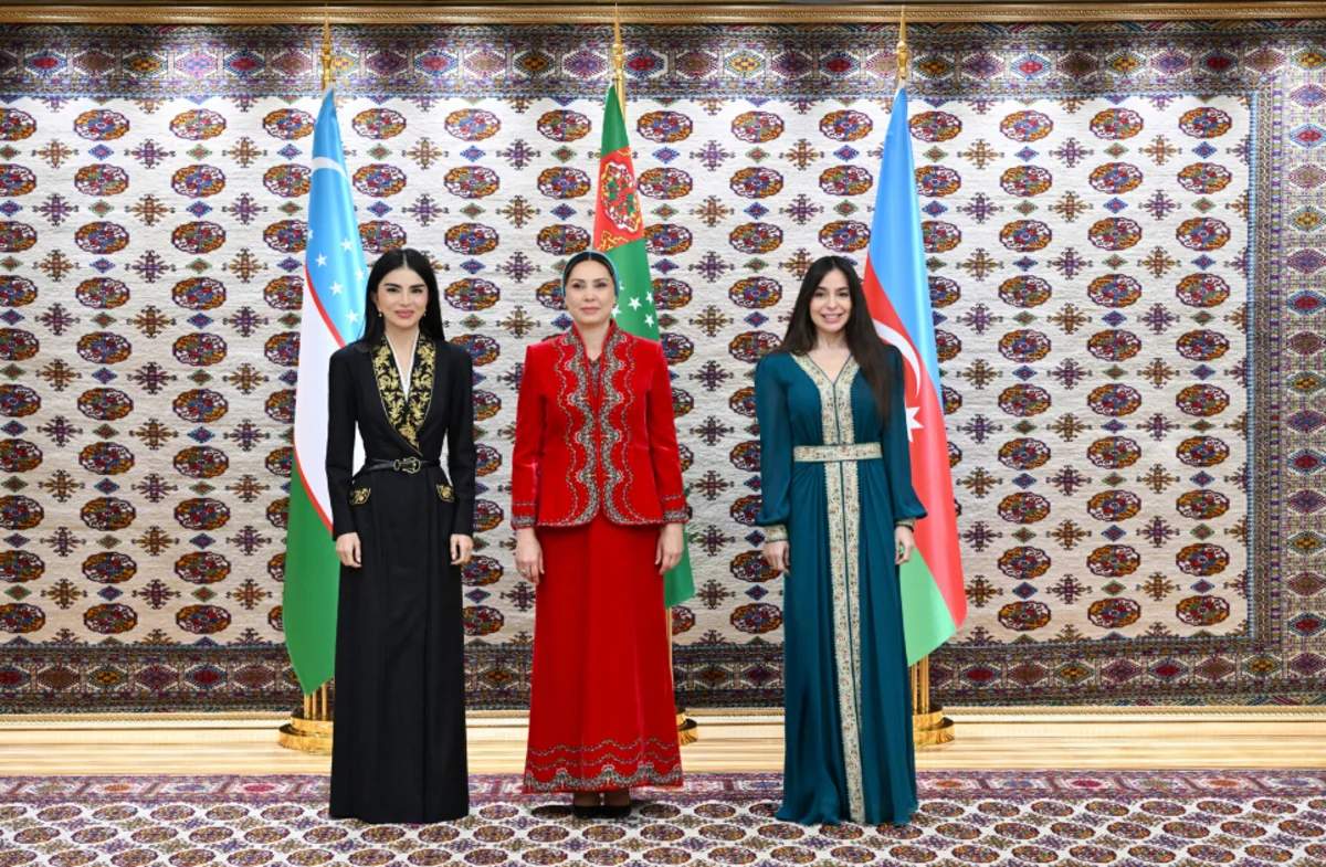 Aşqabadda Leyla Əliyevanın, Oğulcahan Atabayevanın və Saida Mirziyoyevanın üçtərəfli görüşü olub Aşqabadda Leyla Əliyevanın, Oğulcahan Atabayevanın və Saida Mirziyoyevanın üçtərəfli görüşü olub