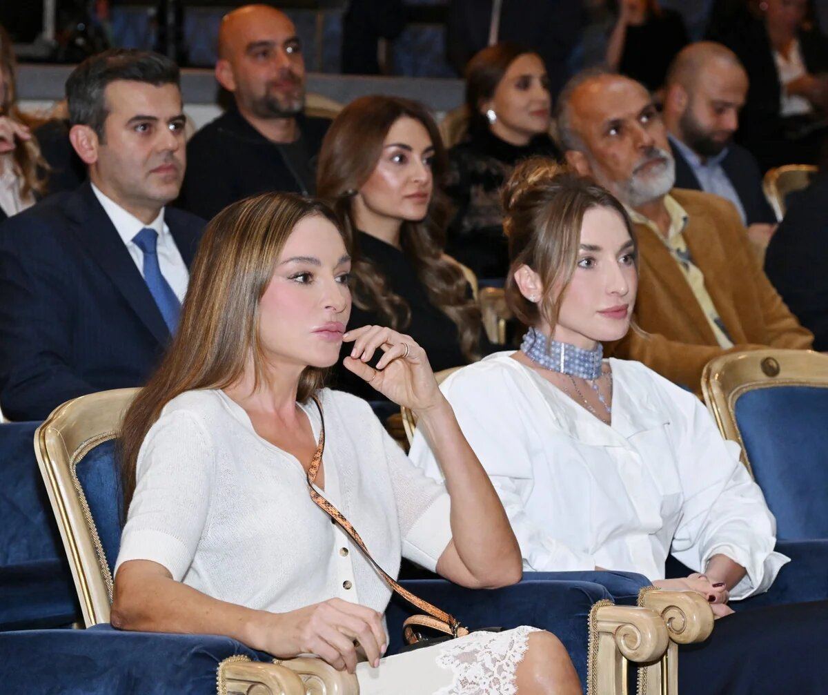 Mehriban Əliyeva "Qağayı" tamaşasının təqdimatında Mehriban Əliyeva "Qağayı" tamaşasının təqdimatında