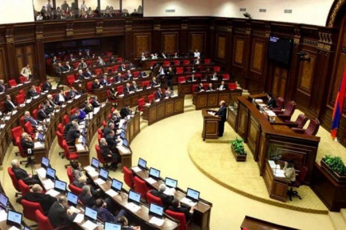 Ermənistan parlamentində deputatlar arasında yenə dava düşdü Ermənistan parlamentində deputatlar arasında yenə dava düşdü