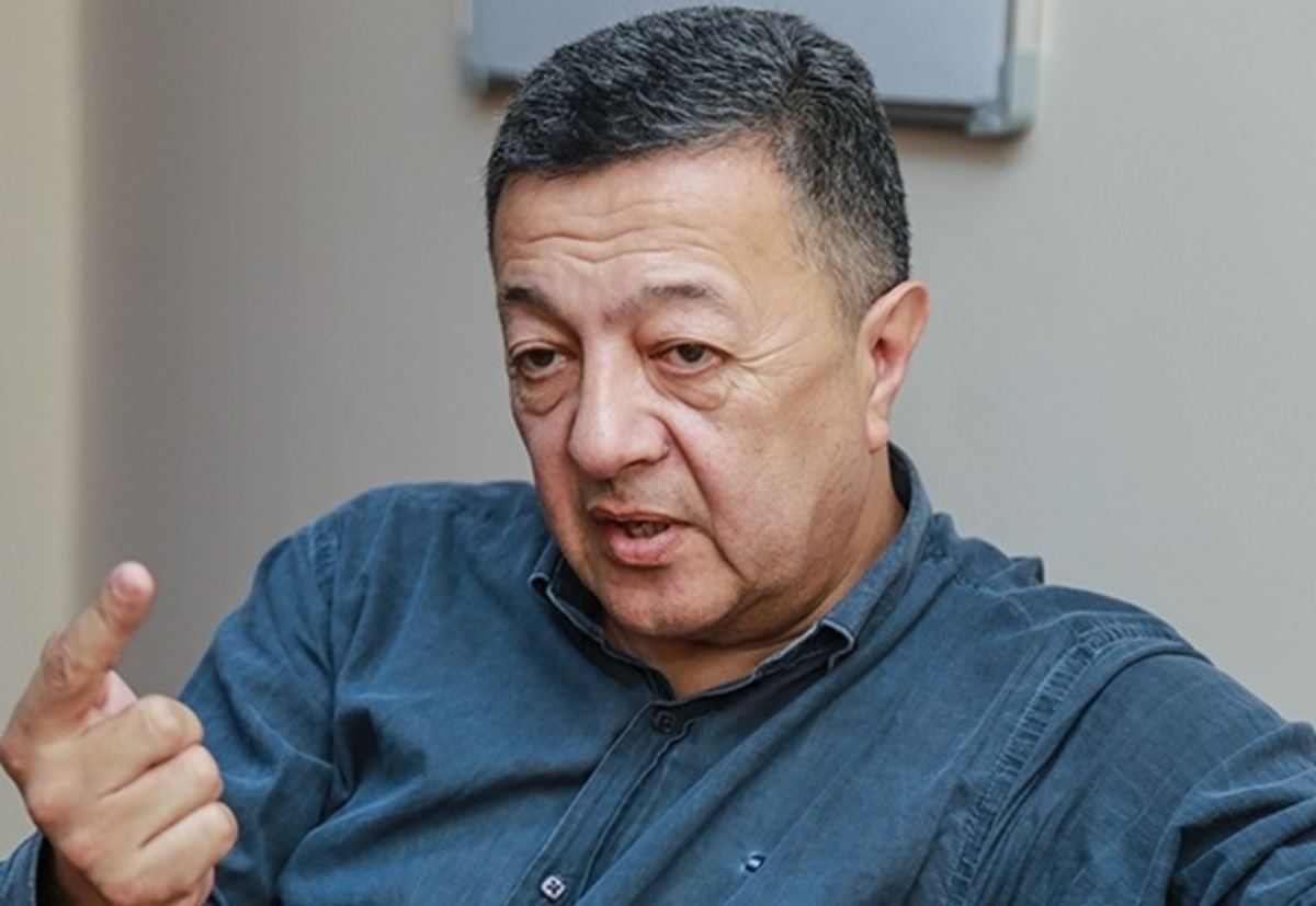 Elçin Şıxlı: "Jurnalisti təpik altı etmək olmaz" Elçin Şıxlı: "Jurnalisti təpik altı etmək olmaz"