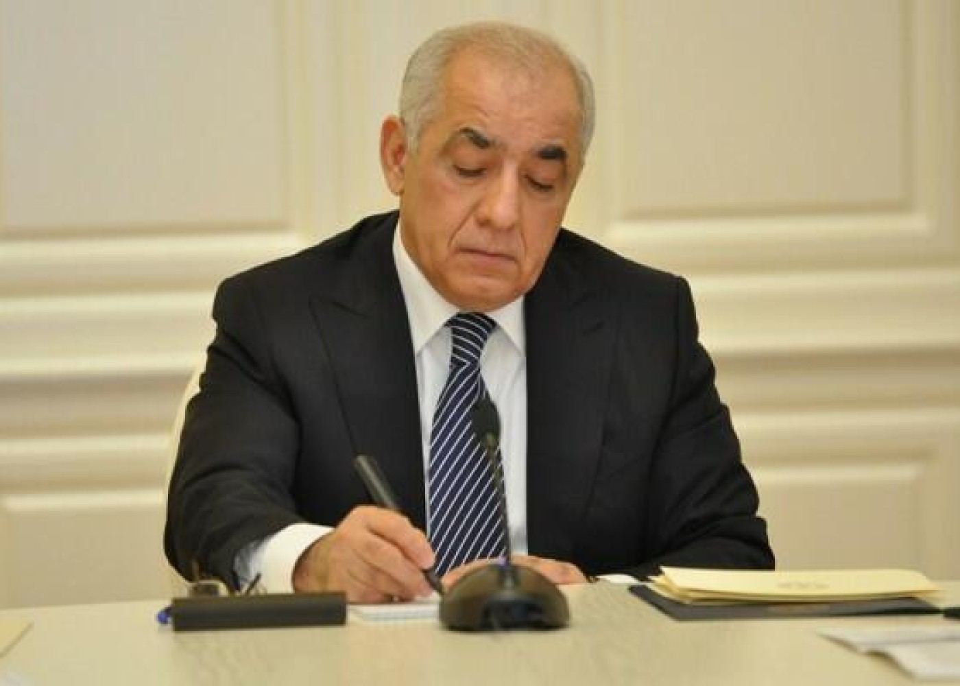 Əli Əsədov qərar imzaladı Əli Əsədov qərar imzaladı