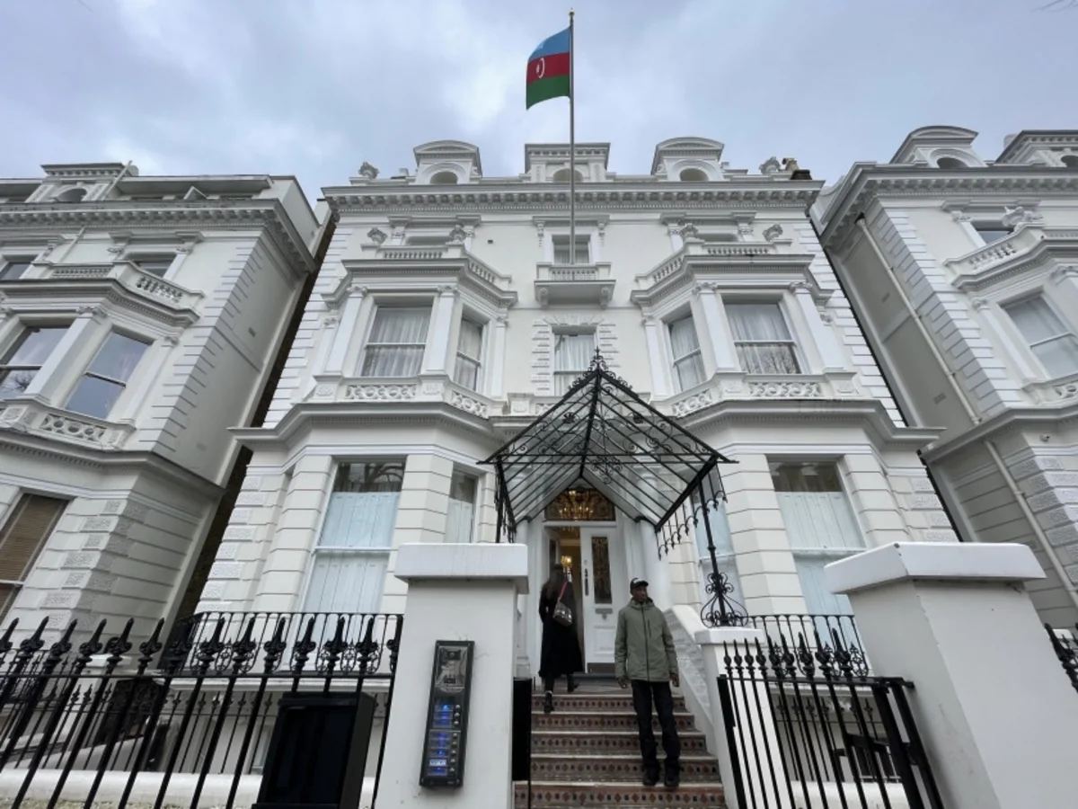 Londonda Azərbaycan səfirliyi qarşısında iranpərəst qüvvələr təxribata cəhd etdi Londonda Azərbaycan səfirliyi qarşısında iranpərəst qüvvələr təxribata cəhd etdi