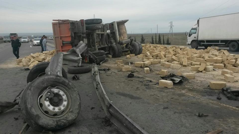 Bakı-Qazax yolunda dəhşətli qəza - 8 min ziyan dəydi+Fotolar Bakı-Qazax yolunda dəhşətli qəza - 8 min ziyan dəydi+Fotolar