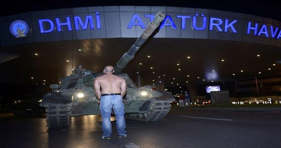Bütün dünya ondan danışır - Təkbaşına tankın qabağına sərildi - FOTO