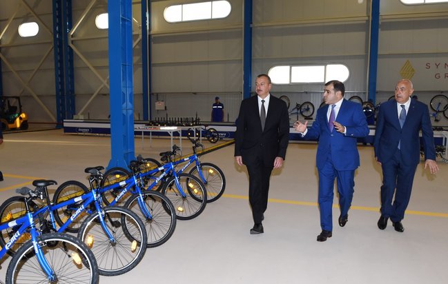 İlham Əliyev velosiped sürdü - FOTOLAR