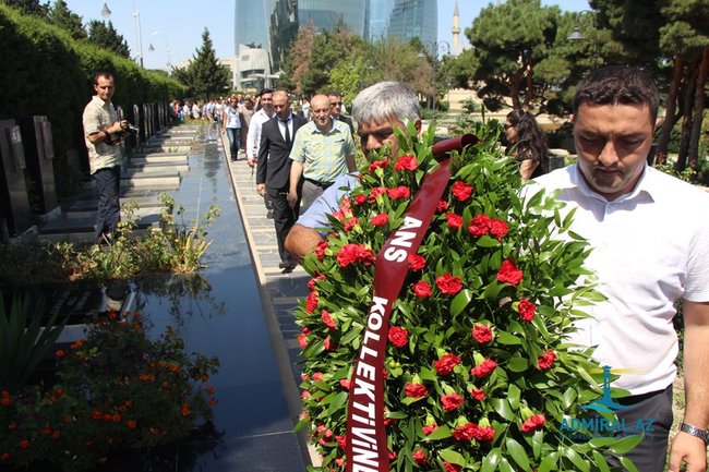 ANS-in kollektivi Çingiz Mustafayevin məzarını ziyarət etdi - FOTOLAR