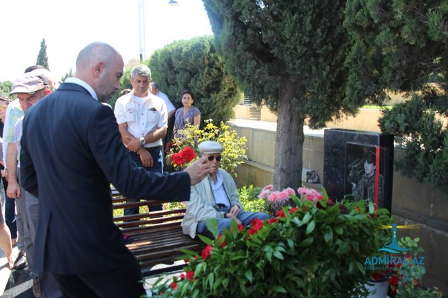 ANS-in kollektivi Çingiz Mustafayevin məzarını ziyarət etdi - FOTOLAR