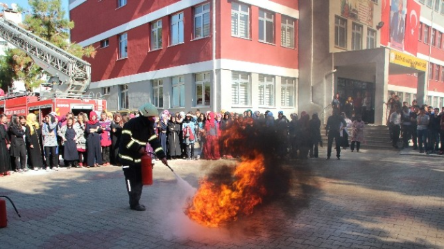 Müəllim şagirdlərin gözü qarşısında özünü binadan atdı - FOTOLAR