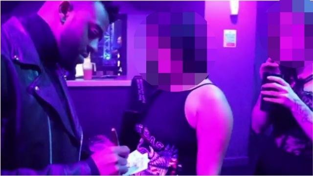 Məşhur müğənni 20 yaşlı qızı zorladı - FOTO