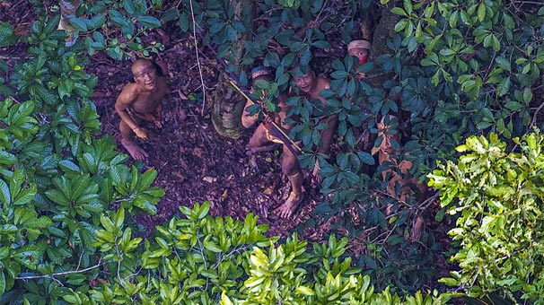 Fırtına rotayı değiştirdi, Amazon kabilesini fotoğrafladı!