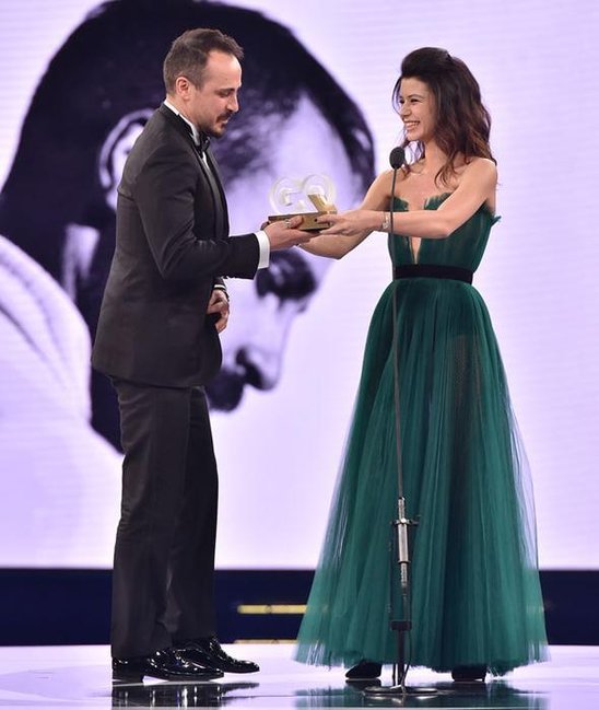 Beren Saat sinə dekoltesi ilə gecəyə damğa vurdu - FOTOLAR