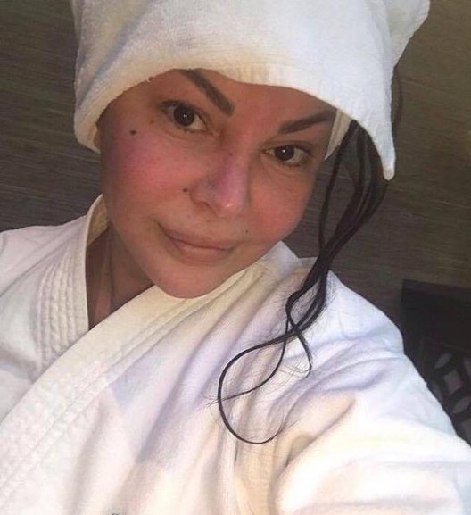 Xalq artisti hamam xalatında: