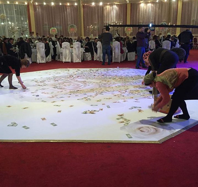 Məşhur iş adamı xalq artistini dollar yağışına tutdu - Məclisdən FOTOLAR